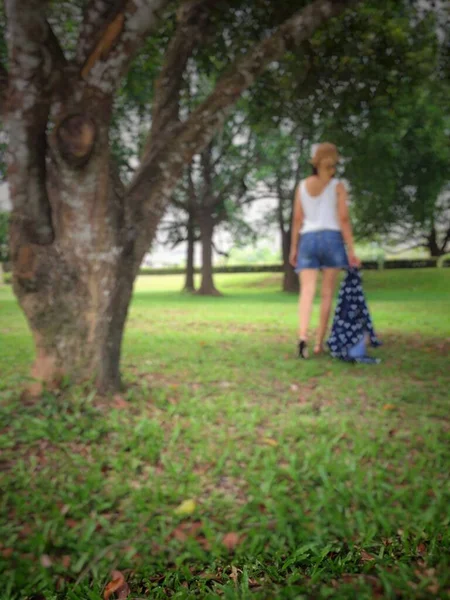 Park Fotoğrafındaki Bulanık Kadın Görüntüsü — Stok fotoğraf
