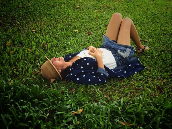 Mooie Dame Leesboek Een Park Relaxtijd — Stockfoto