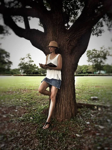 Beautiful Lady Readin Book Park Relaxtime — Stock Photo, Image