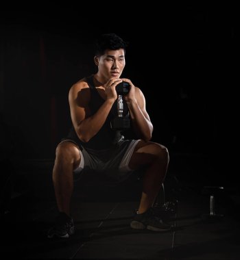 Kas, zinde ve sıkı vücut için egzersiz yapan, el ve ayaklarında dambıl tutan görme engelliler.