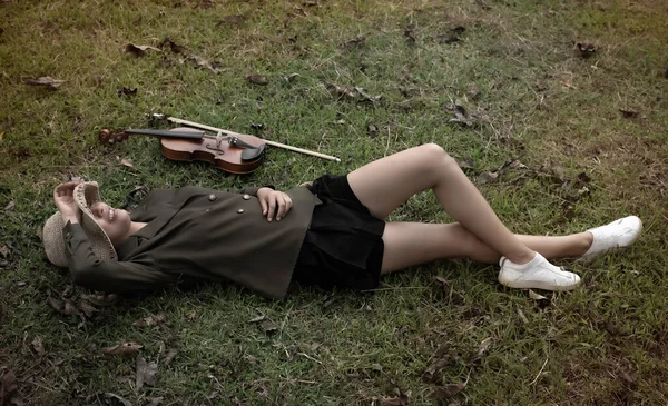 Senhora Deitado Piso Térreo Grama Verde Lado Violino Parque Para — Fotografia de Stock
