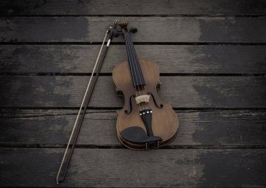 Keman ve yay eski ahşap tahta üzerine koyun, akustik enstrüman detaylarını gösterin