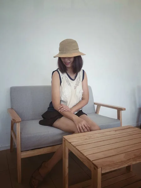 Mujer Con Sombrero Sentado Con Sensación Felicidad Modelo Posando —  Fotos de Stock