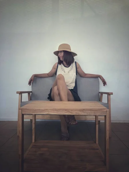 Mulher Usando Chapéu Sentado Com Sentimento Feliz Modelo Posando — Fotografia de Stock