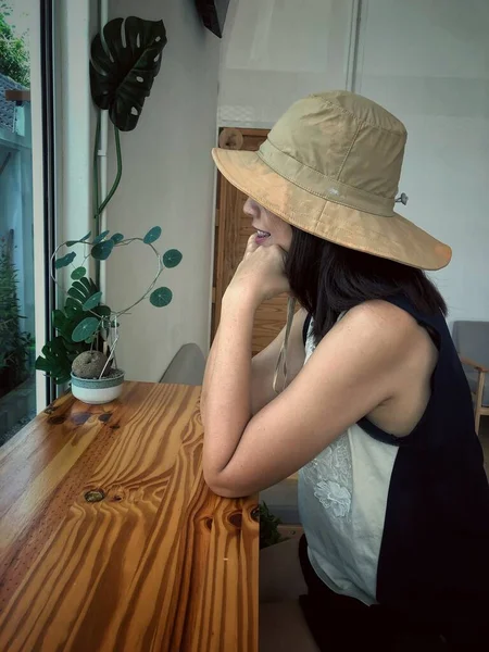 Mujer Con Sombrero Sentado Con Sensación Felicidad Modelo Posando —  Fotos de Stock