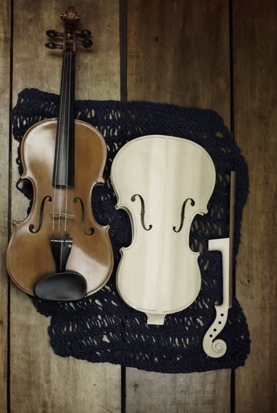 바이올린 바이올린 판위에 기구의 부점을 보여준다 — 스톡 사진
