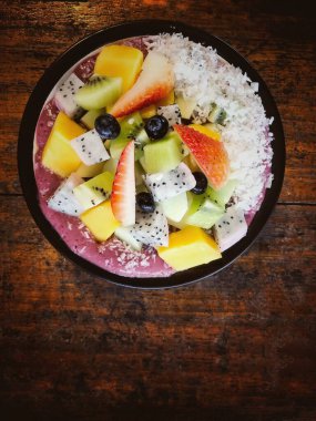 Taze meyve yoğurdu karışık kase, ahşap tahta üzerine koyun.