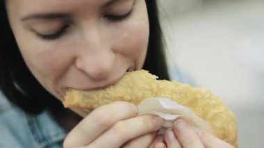 Yemek salonunda yemek yiyen yakın çekim kadın alışveriş merkezinde sağlıksız kızarmış ve yağlı yiyecekler. Fast food restoranında lezzetli yemek çiğneyen genç aç kadın. Ucuz aperatif yeme, kalori abur cubur bağımlısı. 