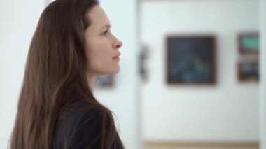 Zarif Güzel Kadın Modern Sanat Müzesi'ndeki Resimlere Bakıyor. Fotoğraf Galerisi'nde Fotoğraf İzlemeye Yakın Çekim Genç Kız. Kent Sanat Galerisi'nde Sergide Sanat Eserleri. 