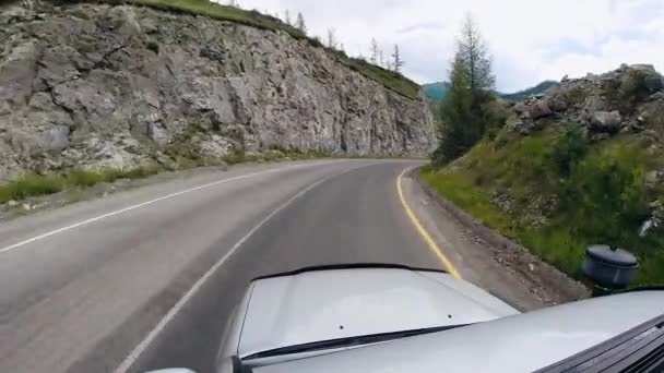 高速道路上のアスファルトを走行する視点。ポブ - 山の道路に沿って移動する車。夏は高山道を通る車。自動旅行の概念. — ストック動画