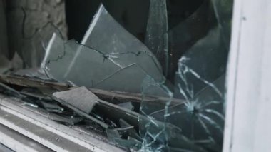 Camda kurşun deliği, bombardımandan sonra kırık bir pencere, silah yarası. Kamu malına veya özel mülke zarar verme veya zarar verme. Neredeyse yıkılıyor ve şehir bloğunu mahvediyordu. Vandalizm kalıbı. 