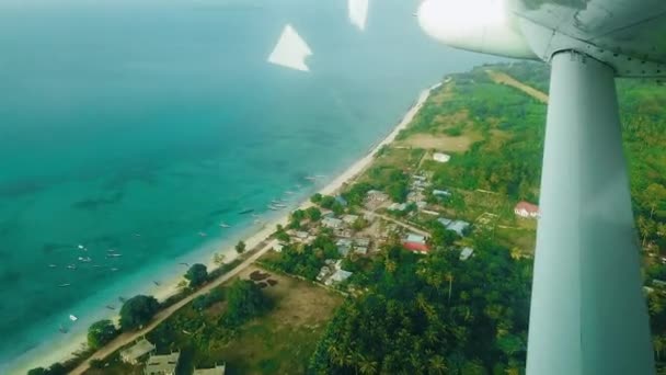 Pohled na tropický ostrov ze sedadla spolujezdce soukromý tryskový let nad mraky, moře a tropické ostrovy. Let letadlem. Cestuje letadlem. Pohled z oblohy na zem — Stock video