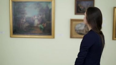 Şehir Sanat Galerisindeki Sergi Üzerine Sanat Çalışmaları İzleyen Genç Kadın. Zarif Kız Modern Sanatlar Müzesindeki Resimlere Bakar. Sanat Sergisi Sırasındaki Galeride Tablolar