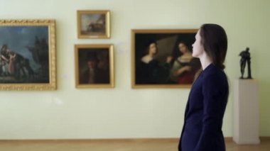 Zarif Kız Modern Sanatlar Müzesindeki Resimlere Bakar. Sanat Sergisi sırasında Galeride Tablolar. Sanat Eserlerini İzleyen Genç Kadın Sanat Galerisindeki Sergi Üzerine Resimler.