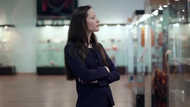 現代美術館のエレガントな美しい女性 — ストック動画