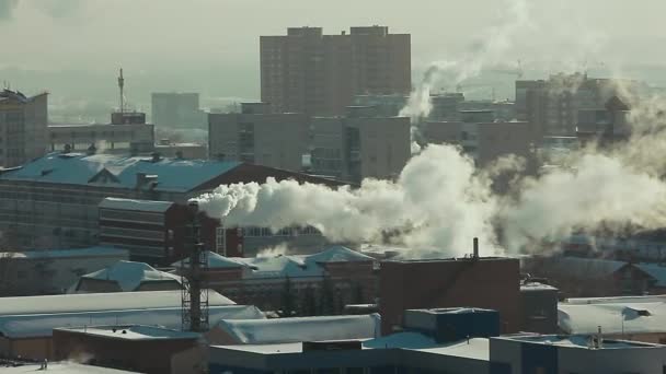 Industrielle Rohre verschmutzen an einem sonnigen Tag die Atmosphäre der Stadt mit Rauch. Umweltverschmutzung: Pfeife mit Rauch. Das globale Problem der Ökologie. — Stockvideo