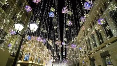 Yeni yıl süslemeleri, Moskova Kremlin yakınlarında gece sokağı, Rusya. Noel aydınlatması, parlak ışıklar ve toplar, güzel mimari. Sokak feneri. Noel tatili