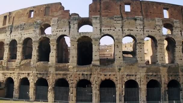 Italiaanse attractie in Rome. Oud amfitheater in de hoofdstad van Italië. Een van de meest populaire toeristische attracties in Italië. — Stockvideo