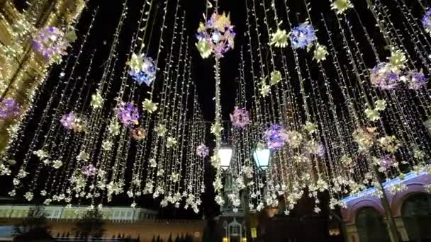 Decoración navideña de Año Nuevo, noche resplandeciente cerca del Kremlin de Moscú por la noche, Rusia. Luces y pelotas de arena, hermosa arquitectura. Linterna callejera. Vacaciones navideñas — Vídeos de Stock