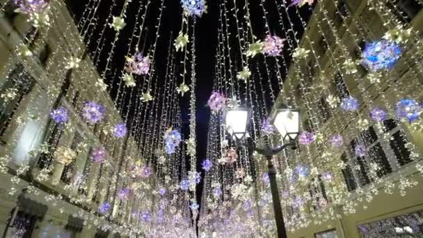 クリスマスイルミネーション新年の冬の装飾、中心街の夜輝く歩行者天国の通り、明るい光とボール。装飾的なクリスマスのガーランドとストリートランタン。年末年始. — ストック動画