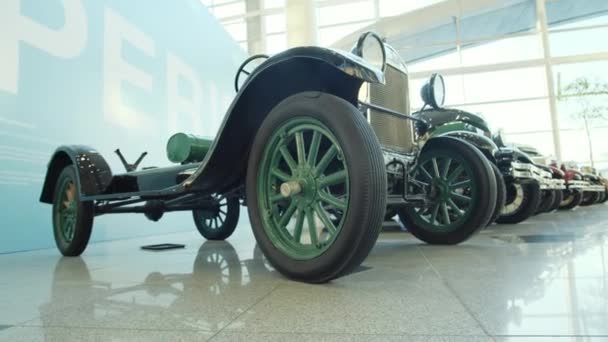 Exposición de coches retro. Camión retro de cerca. Colección de viejos coches de pasajeros y camiones. Los primeros coches históricos . — Vídeo de stock