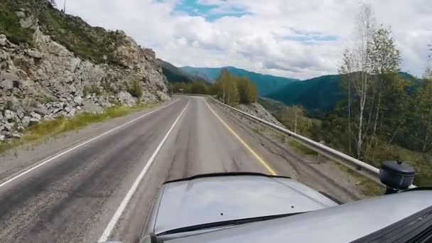 Ponto de vista dirigindo no asfalto na estrada. Conceito de viagem automática. POV - carro que se move ao longo de uma estrada nas montanhas. Carro que passa na estrada de montanha alta no verão . — Vídeo de Stock