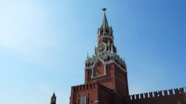 Kremlin 'in Spasskaya Kulesi' ndeki saat güneşli bir yaz gününde mavi gökyüzüne karşı. Moskova manzarası, Rusya 'nın başkenti. Kızıl Meydan, şehir merkezi, turistik bir yer. Rusya 'nın dünyaca ünlü sembolü.