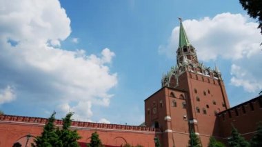 Kremlin duvarı Moskova 'daki Kızıl Meydan' da. Güneşli bir yaz gününde Rusya 'nın başkentinin sembolü. Şehir merkezi, şehir merkezi..