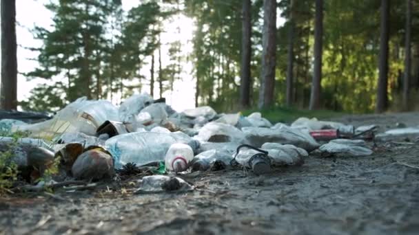 Sporca spiaggia, bottiglie di plastica, borse e altri rifiuti sulla sabbia della spiaggia. Ecologia dei problemi. Lettiera sulla riva. Problema inquinamento ambientale. Inquinamento della costa oceanica con rifiuti di plastica . — Video Stock