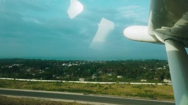 Blick auf tropische Insel vom Beifahrersitz eines Privatjets Flug über Wolken, Meer und tropischen Inseln. Flugreisen. Flugzeugflug. — Stockvideo