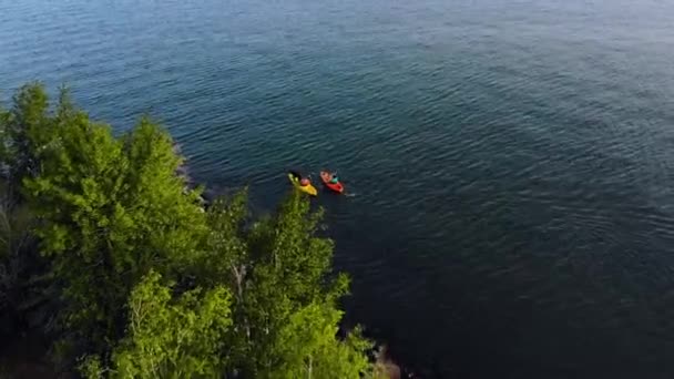 Twee kajaks op de zeetop. Hond in boot. Sport kajak, kano in het meer op rustig water in de herfst dag. Toeristen kanoën op de baai. Hond in boot. Dronenschot vanuit de lucht. — Stockvideo