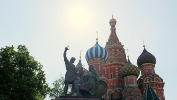 Igreja Catedral de São Basílio, decoração de fachadas cúpulas coloridas arquitetura antiga. Museu UNESCO. Praça Vermelha Central, Moscou, Rússia em um dia de verão, céu azul . — Vídeo de Stock