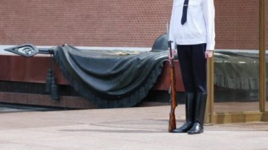 Moskova 'daki Kızıl Meydan' da, 2. Dünya Savaşı 'nın Meçhul Askeri' nin anısına, ebedi ateşin yanındaki asker. Anma töreni, zafer ve vatanseverlik kavramı. Ölen kahramanların anıları..