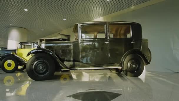 역 차량 전시. 고전적 인 자동차와 트럭의 모음 집. 역사 상 최초의 차. — 비디오