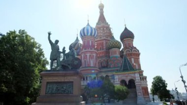 Saint Basils Katedral Kilisesi, ön cephe dekoru renkli kubbeler eski mimari. Unesco Müzesi, merkez Kızıl Meydan, Moskova, Rusya Bir yaz günü, mavi gökyüzü.
