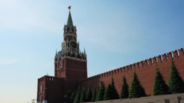 Güneşli bir yaz gününde mavi gökyüzüne karşı Kremlin Spasskaya Kulesi'nde Saat. Rusya'nın başkenti Moskova'daki Kızıl Meydan. Şehir merkezi, turistik yer