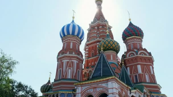 Close-up Saint Basils Cathedral Church, decor van gevels gekleurde koepels oude architectuur. Museum UNESCO, in het centrale Rode plein, Moskou, Rusland op zomerdag, blauwe hemel. — Stockvideo