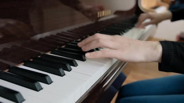 Жінка торкається ключів пальцями. Закрийте на клавішах піаніно. Жіночі руки грають на фортепіано. На фортепіано грає музикант. Мені подобається музика, джаз. — стокове відео