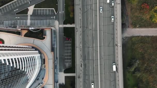 Uitzicht op de weg van bovenaf. Brug, luchtbeelden van een helikopter. Top uitzicht op de weg in het businesscentrum. Oude gebroken brug in de buurt van het nieuwe huis. Zomer luchtfoto grafie hub, Road Junction — Stockvideo