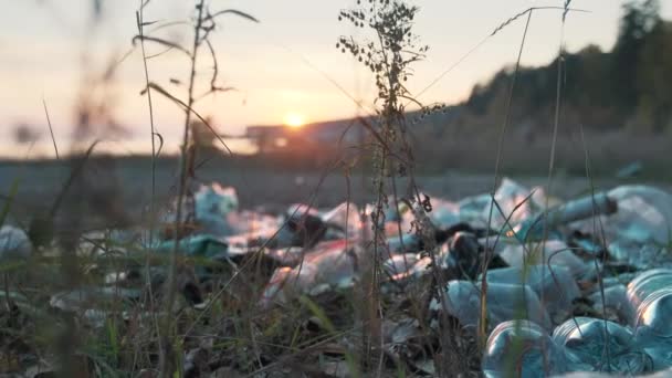 Vuile kust, plastic flessen, tassen en andere vuilnis op het zand van het strand. Probleem ecologie. Vervuiling van de Oceaan kust met plastic afval. Zwerfvuil op de wal. Probleem milieuvervuiling. — Stockvideo