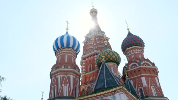 Nahaufnahme Basilikum Kathedrale Kirche, Dekor der Fassaden farbigen Kuppeln alte Architektur. Museum UNESCO, zentraler Roter Platz, Moskau, Russland an einem Sommertag, blauer Himmel. weltberühmtes Symbol Russlands. — Stockvideo