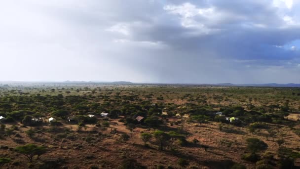 アフリカのサバンナを通るサファリの旅。伝統的なアフリカ農村部族村の航空写真。南アフリカの乾季。国立公園の空中映像サバンナ草原の風景. — ストック動画