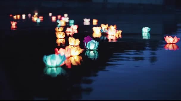 Lampe de poche à eau courante. La lueur des lanternes sur l'eau la nuit. Soirée romantique. Belles lanternes flottantes . — Video