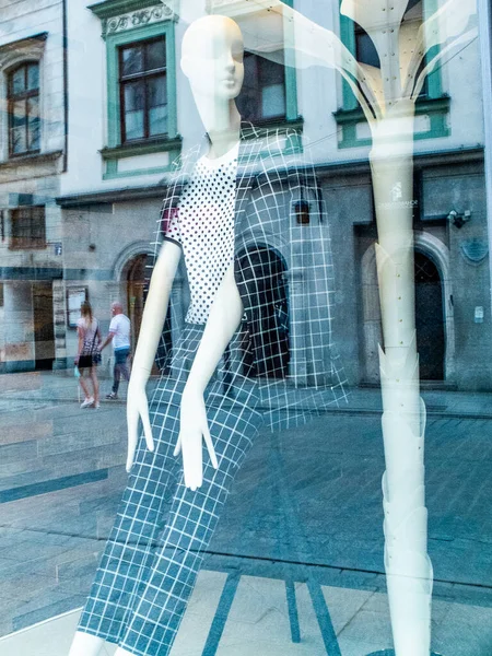 旧市街近くのカラスの通りに人間の足 — ストック写真