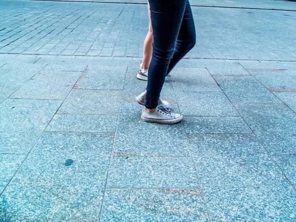 旧市街近くのカラスの通りに人間の足 — ストック写真