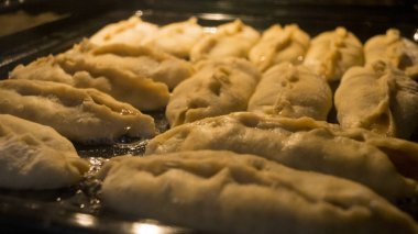 Büyük elma PIE sıcak fırında pişirme portre fotoğraf