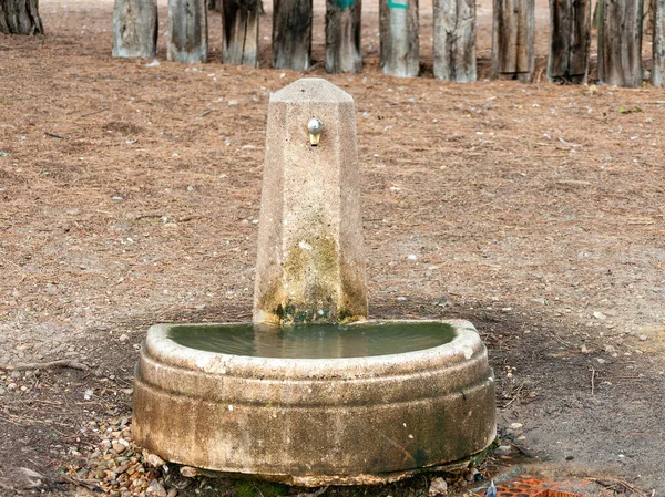 Posto in esecuzione parco fontana all'aperto — Foto Stock