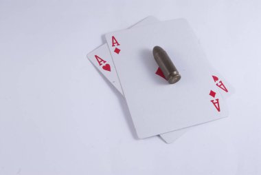 Texas holdem poker kartları ve kumarhane silahları mermileri.