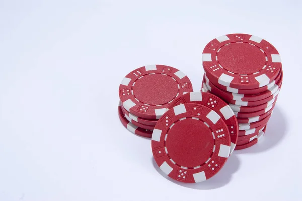 Aislado fichas de póquer rojo fondo — Foto de Stock
