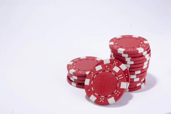 Aislado fichas de póquer rojo fondo — Foto de Stock